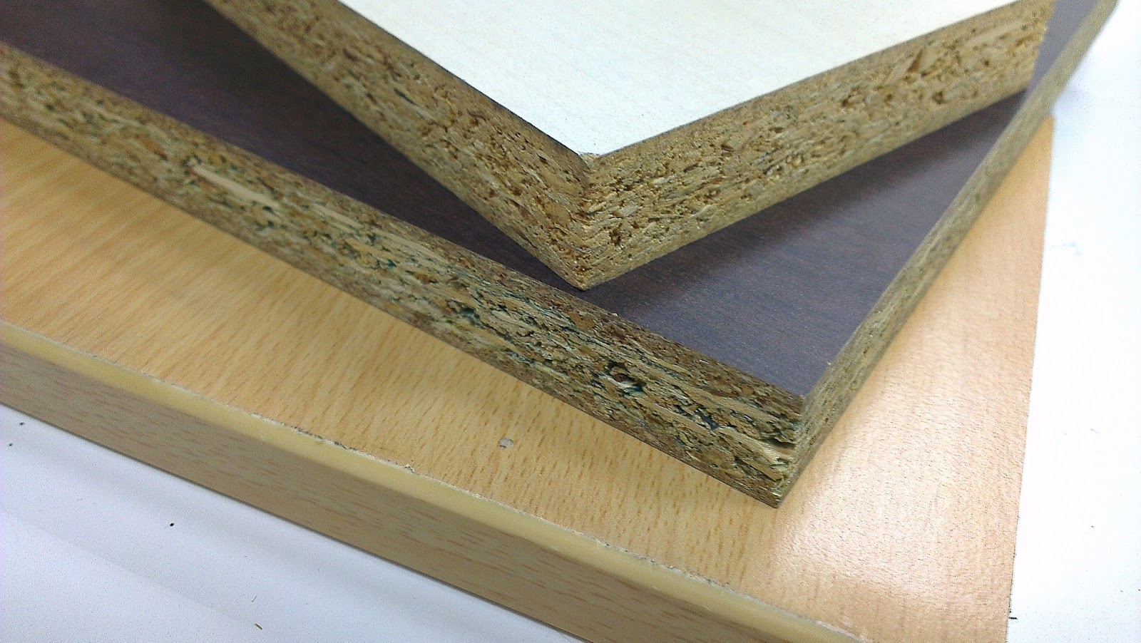 Pour les panneaux muraux des espaces publics&nbsp;: stratifi&eacute; compact (HPL) ou panneau r&eacute;sistant &agrave; l'humidit&eacute;&nbsp;? Quel est le meilleur ?