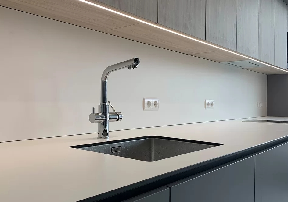HPL lamin&aacute;t vs. in&eacute; povrchov&eacute; materi&aacute;ly: Kompletn&yacute; sprievodca porovnan&iacute;m